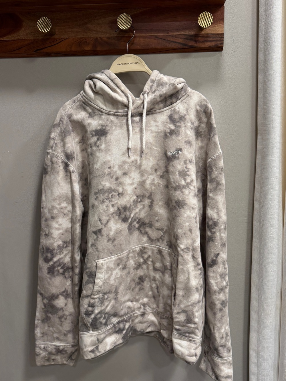 Hollister Men's Tie-Dye Crewneck Hoodie in Light Taupe and Gray